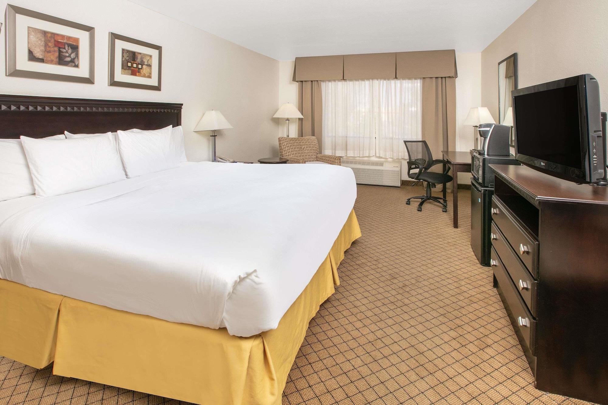 Baymont By Wyndham Roswell Hotel Bagian luar foto